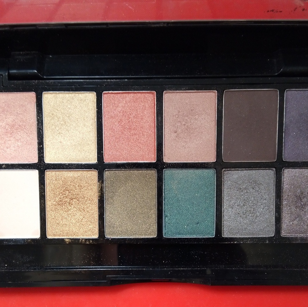Kiss Cosmetic Goddess Eyeshadow Palette